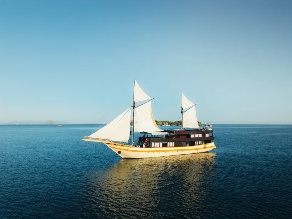 Lamborajo 3 pinisi boat