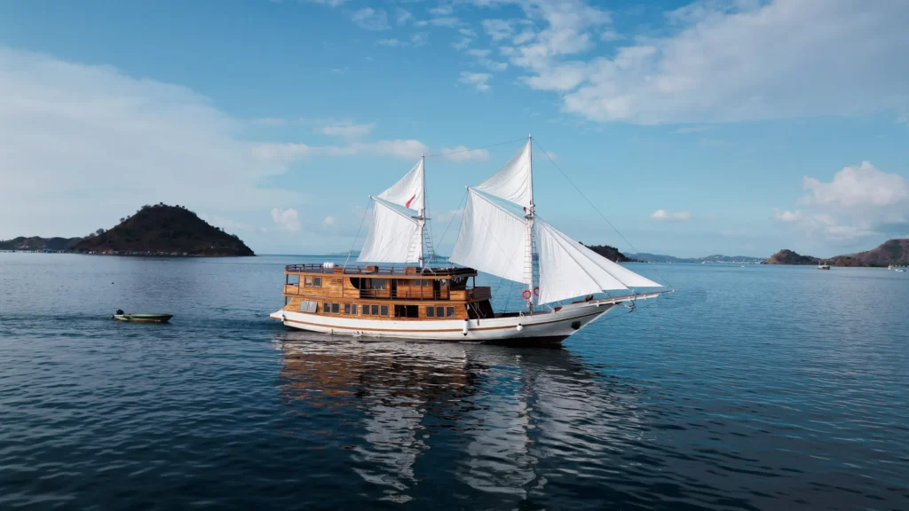 sundari pinisi boat labuan bajo