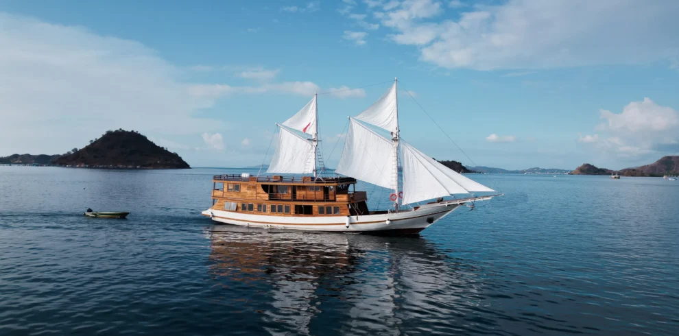 sundari pinisi boat labuan bajo