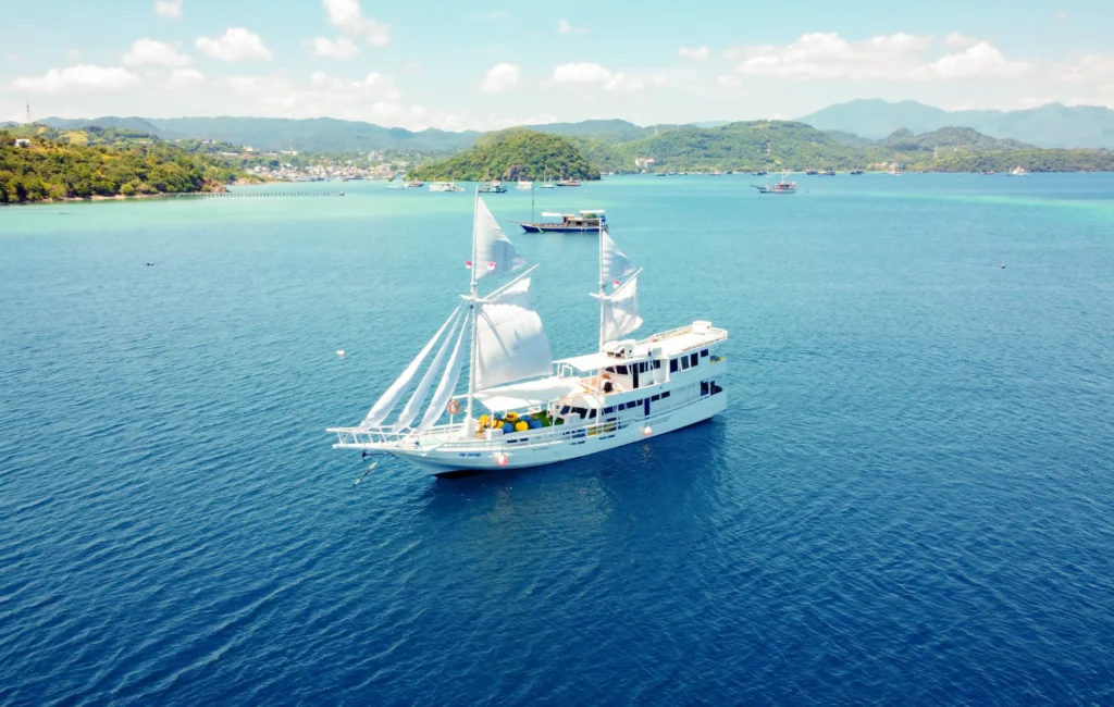 KAPAL GIONA PINISHI LABUAN BAJO OPEN TRIP