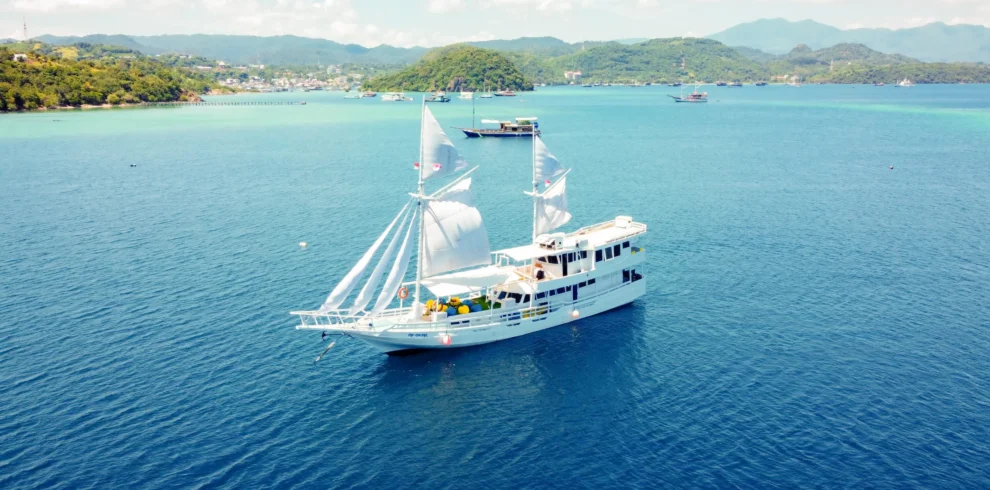 KAPAL GIONA PINISHI LABUAN BAJO OPEN TRIP
